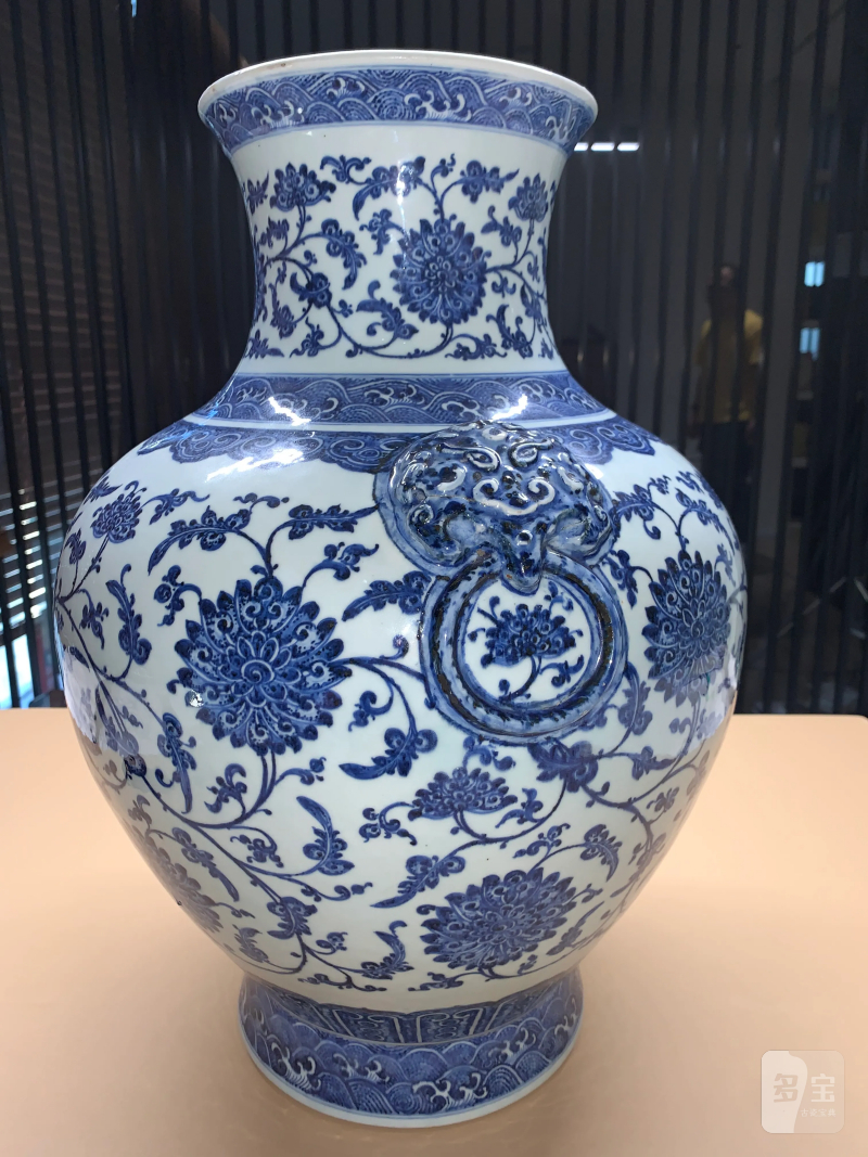清乾隆 青花缠枝莲纹双铺首大尊 - 图3